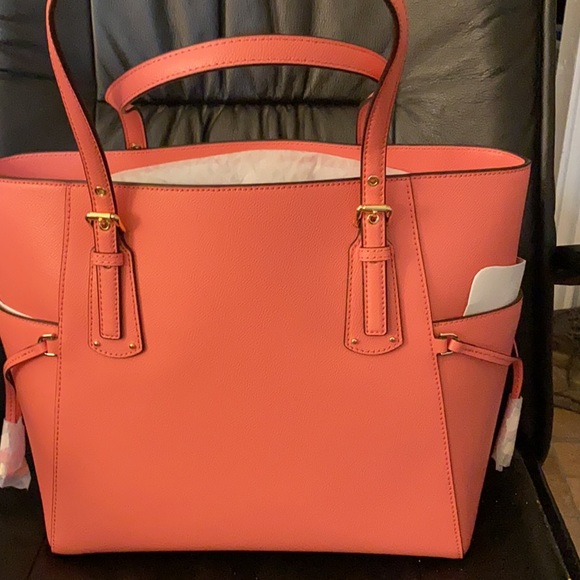 Michael Kors Voyager Tote - Picture 5 of 7
